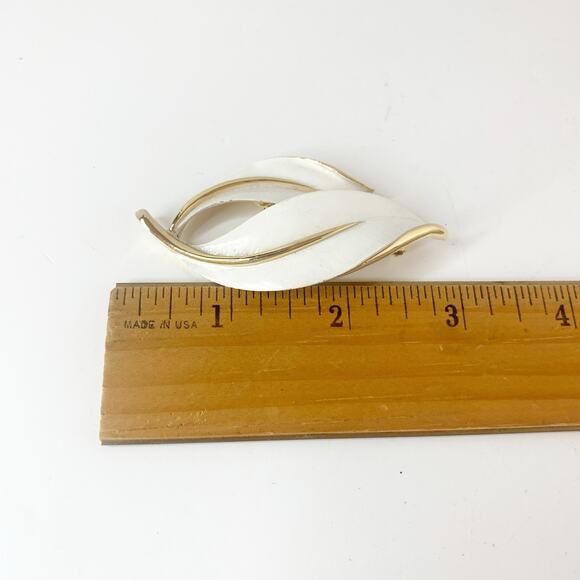 Vintage SARAH COVENTRY White Leaf Brooch Pin Gold Tone Jewelry Elegant COV MCM - Picture 4 of 5